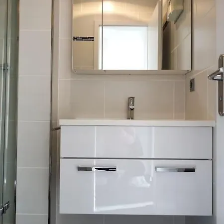 Apartamento & Quiet: 2 Minutes To The Train Station