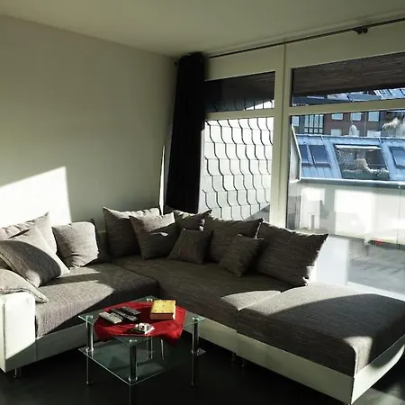 Apartamento & Quiet: 2 Minutes To The Train Station